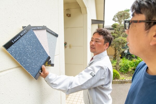 外壁の色を相談している様子